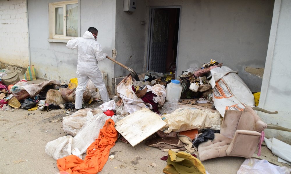 ÇÖP EV TEMİZLENDİ YENİ MAHALLE NEFES ALDI