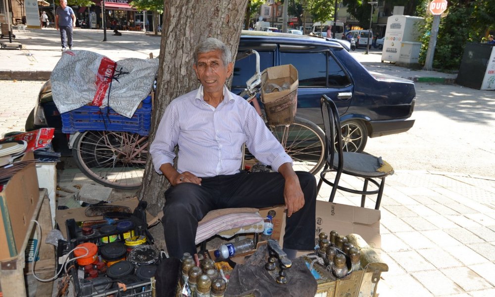 42 YILDIR AYNI AĞACIN ALTINDA BOYACILIK YAPIYOR