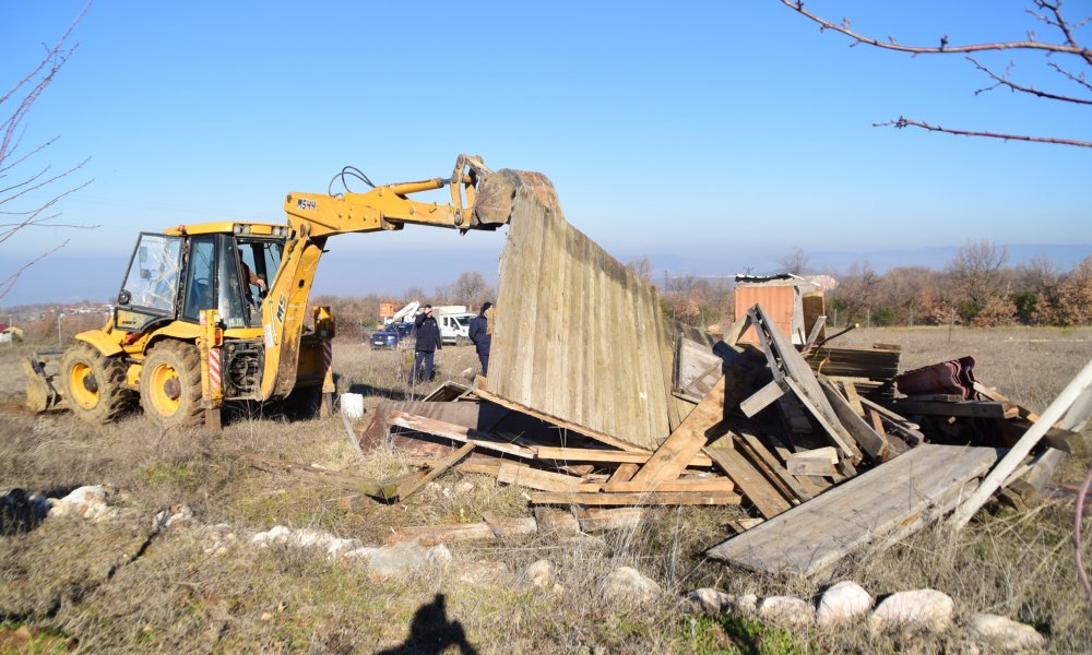 YENİŞEHİR’DE KAÇAK YAPILAR TEK TEK YIKILIYOR